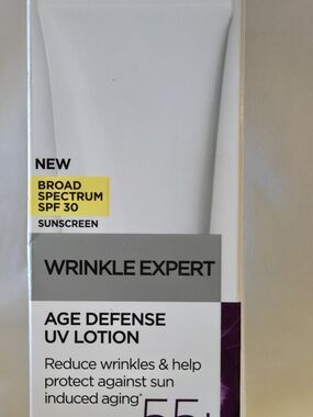 L'Oreal Wrinkle Expert Age Defense UV Lotion SPF 30 – White & Yellow Accents